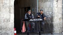 Agentes de la Policía de Fronteras de Israel hacen guardia cerca del lugar donde se llevó a cabo un ataque con arma blanca, en la Ciudad Vieja de Jerusalén.