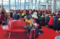 مسافرون مسلمون يصلون في مطار شارل ديغول في العاصمة الفرنسية باريس قبل مغادرتهم إلى الأردن