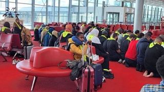 مسافرون مسلمون يصلون في مطار شارل ديغول في العاصمة الفرنسية باريس قبل مغادرتهم إلى الأردن