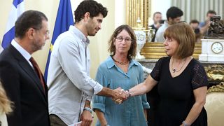 Η Πρόεδρος της Δημοκρατίας Κατερίνα Σακελλαροπούλου (Δ) υποδέχεται μέλη οικογενειών ισραηλινών ομήρων που κρατούνται από τη Χαμάς στη Λωρίδα της Γάζας