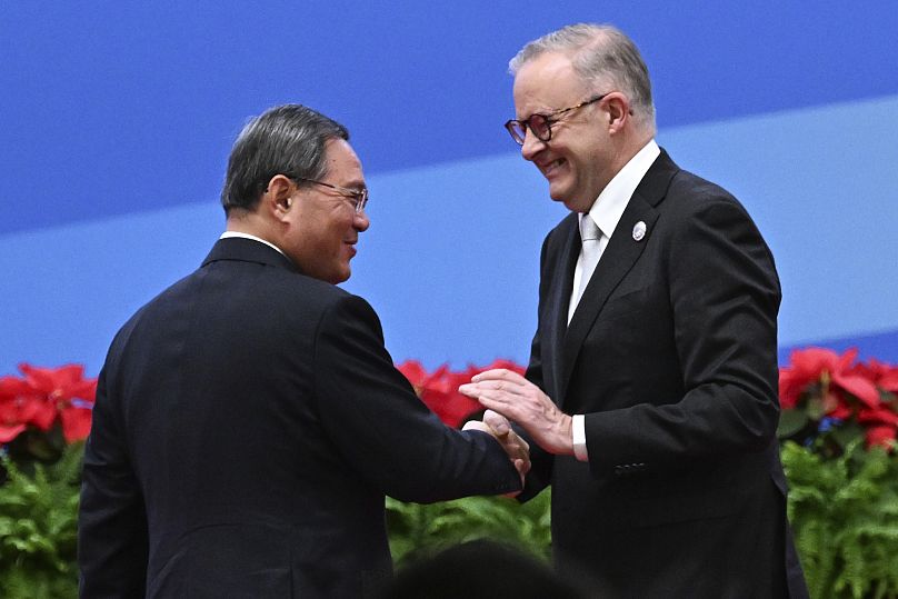 رئيس الوزراء الأسترالي ألبانيزي مع رئيس الوزراء الصيني لي تشيانغ في شنغهاي