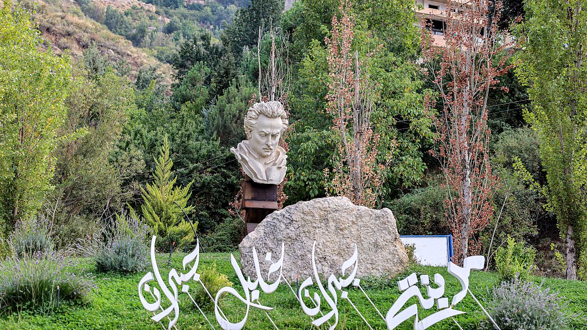 تمثال لوجه جبران خليل جبران في مسقط رأيه في لبنان