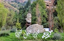 تمثال لوجه جبران خليل جبران في مسقط رأيه في لبنان