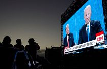 مردم در حال تماشای مناظره انتخاباتی دونالد ترامپ و جو بایدن به تاریخ ۲۲ اکتبر ۲۰۲۰
