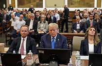 الرئيس السابق دونالد ترامب، وسط، يجلس في قاعة بالمحكمة العليا في نيويورك، 2 أكتوبر، 2023،