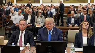 الرئيس السابق دونالد ترامب، وسط، يجلس في قاعة بالمحكمة العليا في نيويورك، 2 أكتوبر، 2023،