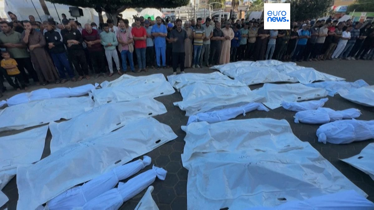 Letakart holttestek egy gázai kórház előtt