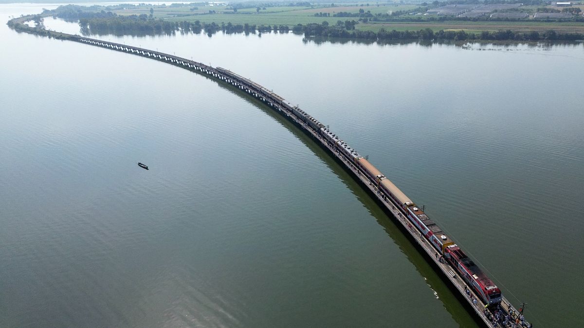 O comboio flutuante viaja ao longo da barragem de Pasak Jolasid, o maior reservatório da Tailândia, na província de Lopburi.