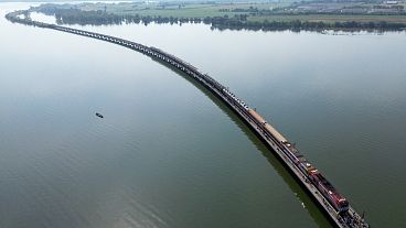Il treno galleggiante viaggia lungo la diga di Pasak Jolasid, il più grande bacino idrico della Thailandia, nella provincia di Lopburi.