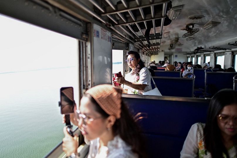 Fahrgäste, die ein Selfie machen wollten, genossen die Aussicht auf das Wasser aus den Fenstern des Zuges.