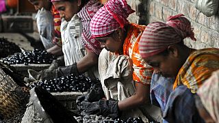 Εργαζόμενες σε εργοστάσιο παραγωγής ξηρών καρπών στην Ινδία (φωτογραφία αρχείου)