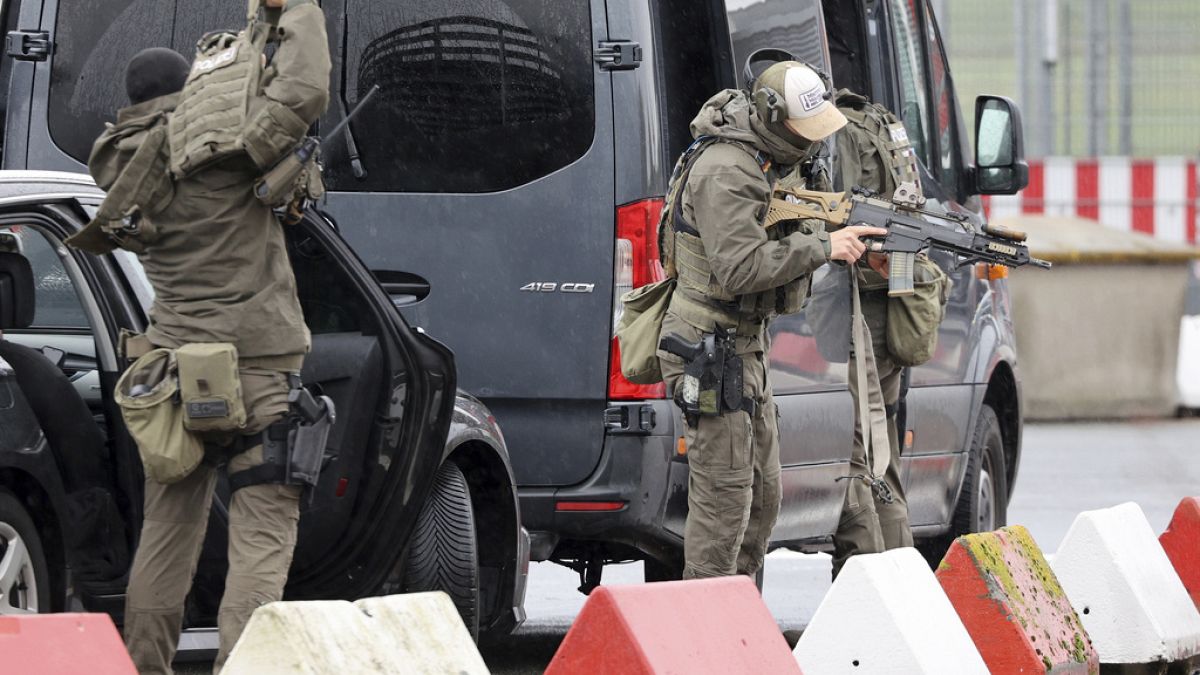Fuerzas especiales de policía fuertemente armadas se preparan para una operación en el aeropuerto, en Hamburgo, Alemania, el domingo 5 de noviembre de 2023. 