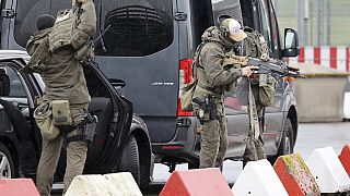 Fuerzas especiales de policía fuertemente armadas se preparan para una operación en el aeropuerto, en Hamburgo, Alemania, el domingo 5 de noviembre de 2023. 