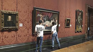Οι ακτιβιστές καταστρέφουν το κάλυμμα του διάσημου πίνακα