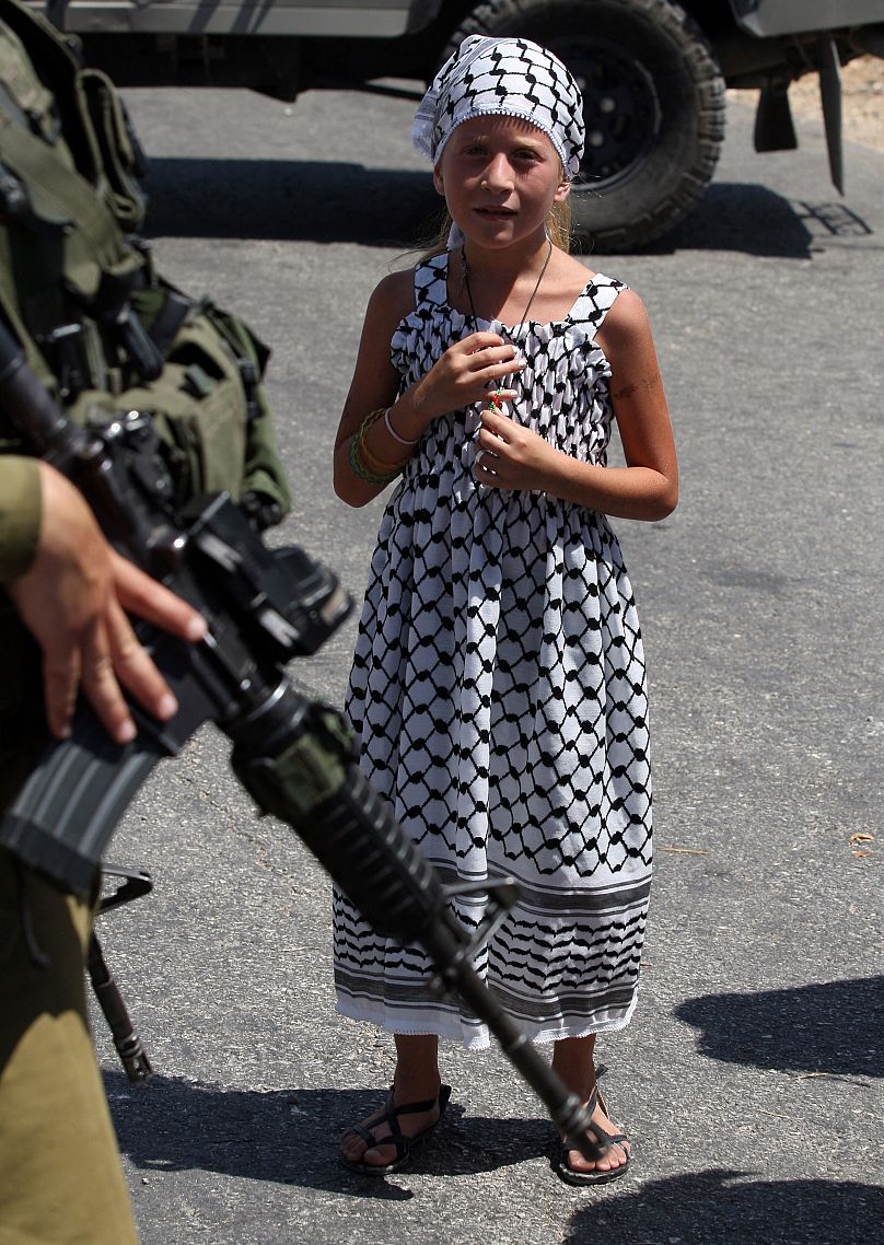 عهد تمیمی در کودکی در لباس سنتی فلسطینی ها