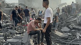 فلسطينيون يبحثون عن ناجين بعد الغارة الجوية الإسرائيلية على مخيم النصيرات للاجئين، قطاع غزة، 31 أكتوبر 2023.