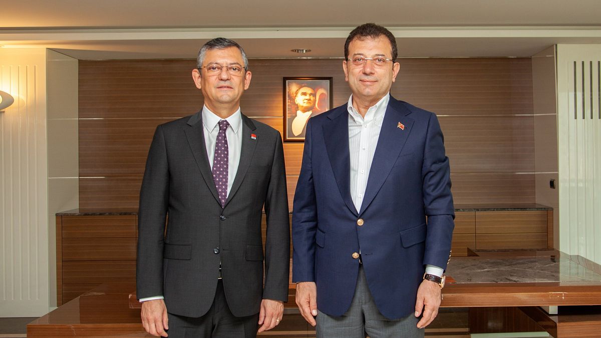 İstanbul Büyükşehir Belediyesi (İBB) Başkanı Ekrem İmamoğlu, Cumhuriyet Halk Partisi'nin (CHP) genel başkanlığına seçilen Özgür Özel'i ziyaret etti.
