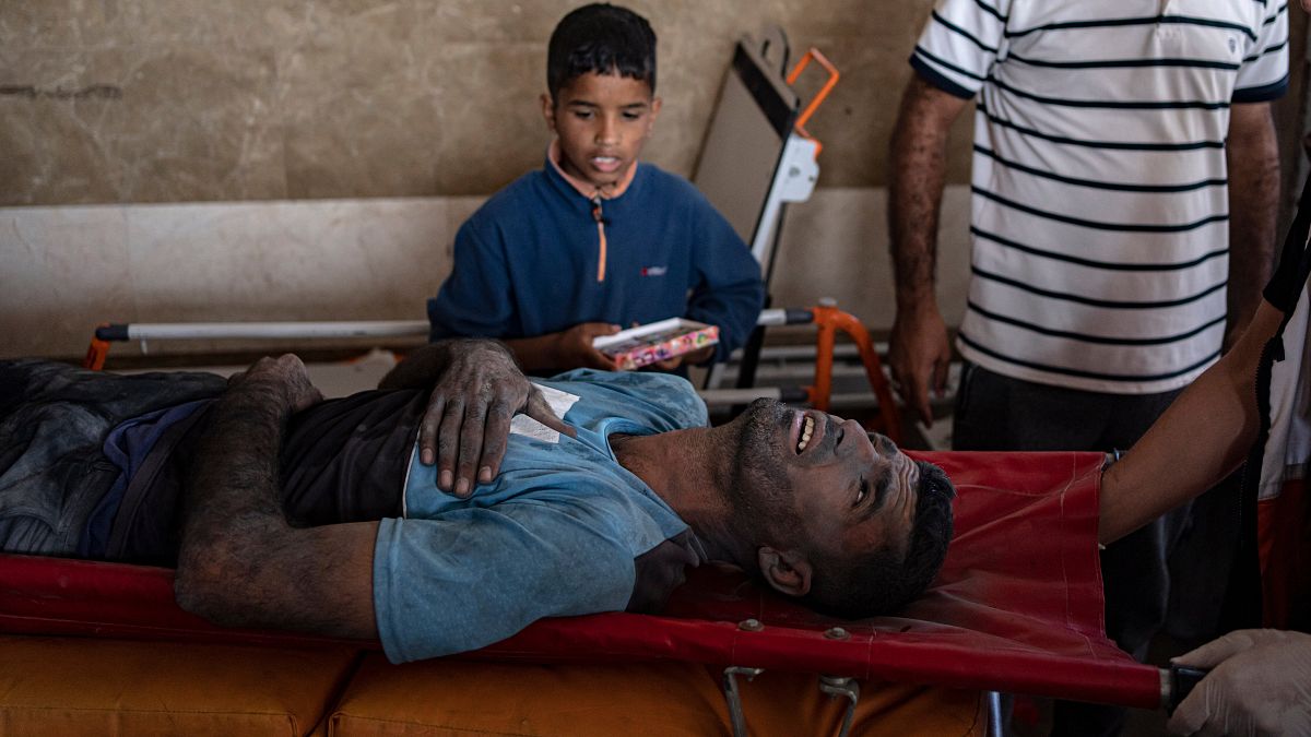 رجل مصاب إثر القصف الإسرائيلي على خان يونس في قطاع غزة