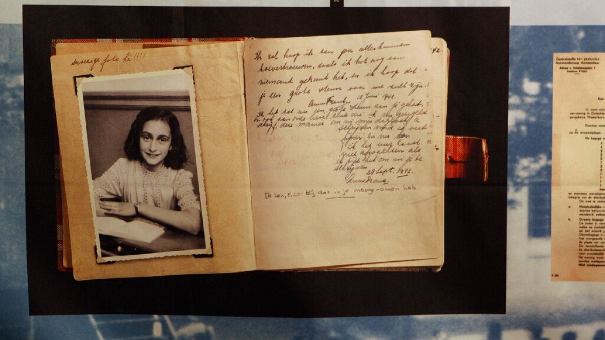 Inauguration de l'exposition "Anne Frank, une histoire pour aujourd'hui" au Centre du souvenir de Westerbork à Hooghalen, dans le nord-est des Pays-Bas, le vendredi 12 juin 2009\. 