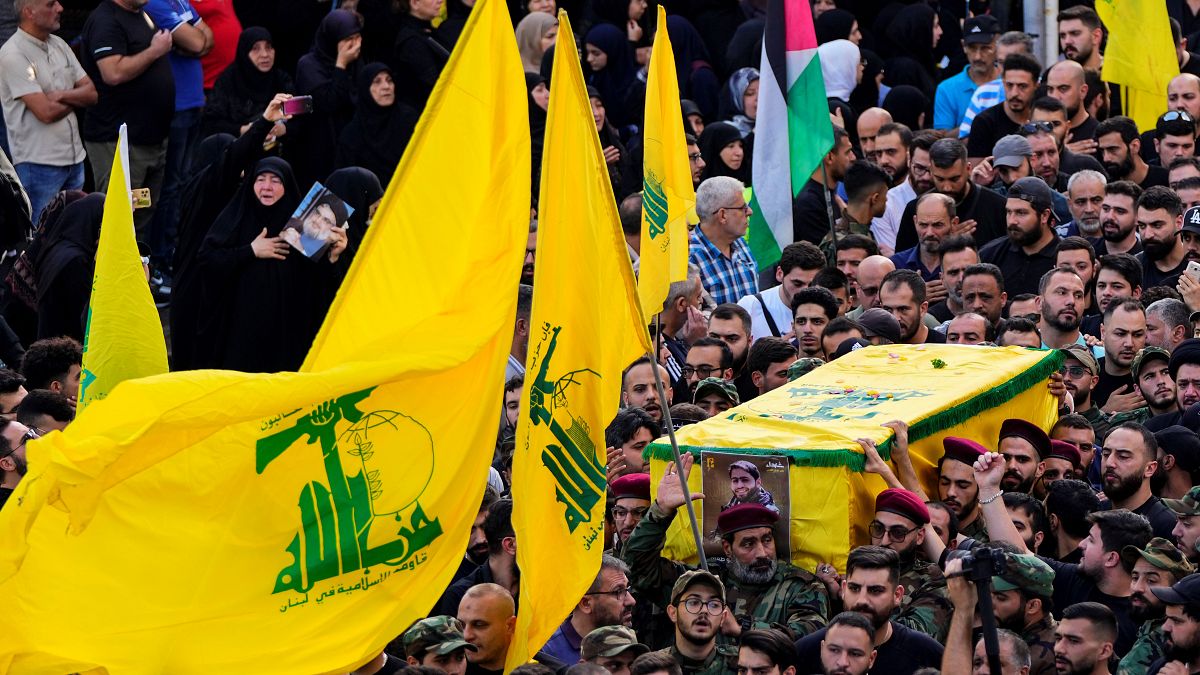 حزب الله يُشيّع أحد عناصره في الضاحية