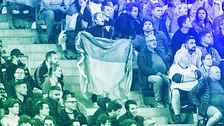  Феновете на Донецк развяват флагове на Украйна по време на мача от Шампионската лига на УЕФА в Хамбург, септември 2023 година 