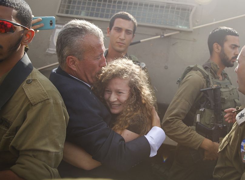 أرشيف ـ عهد التميمي تعانوق والدها باسم التميمي بعد خروجها من سجن غسرائيلي عام 2018