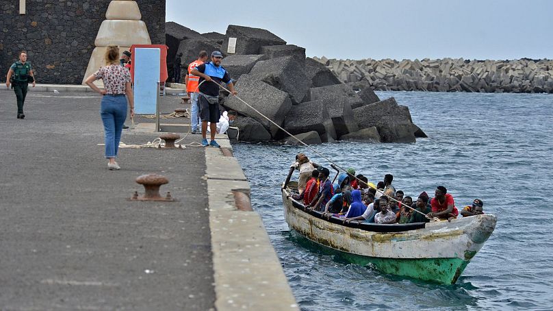 مهاجران با قایق‌های قدیمی ماهیگیری ۱۶۰۰ کیلومتر را دریا تا جزایر قناری طی می‌کنند