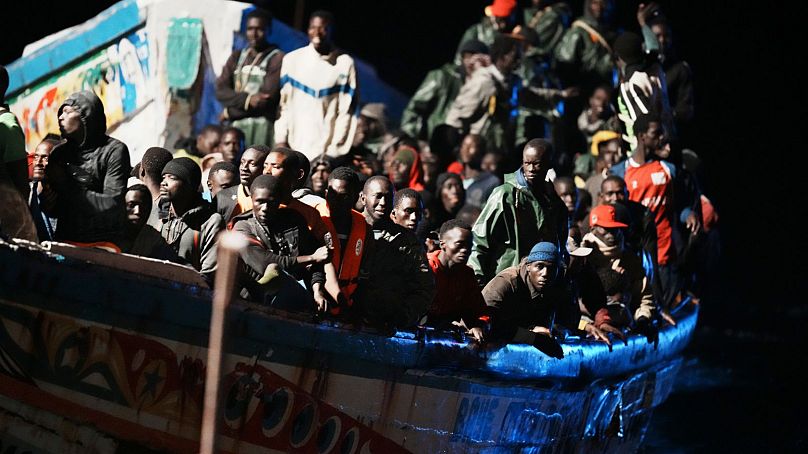 قایق مهاجران در حال پهلو گرفتن در جزایر قناری به تاریخ چهارم نوامبر ۲۰۲۳