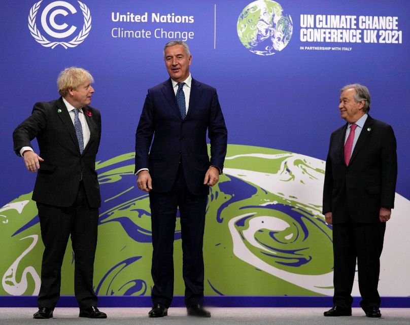 Milo Đukanović a tavalyelőtti glasgowi klímacsúcson, balján António Guterres ENSZ-főtitkárral, jobbján pedig Boris Johnson brit miniszterelnökkel