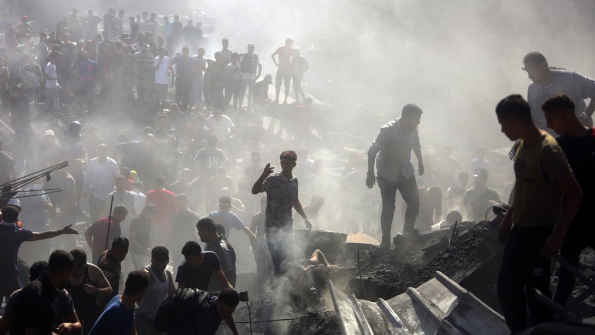 Des Palestiniens recherchent des survivants d'un bombardement israélien sur Gaza