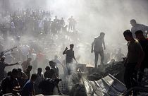 Des Palestiniens recherchent des survivants d'un bombardement israélien sur Gaza