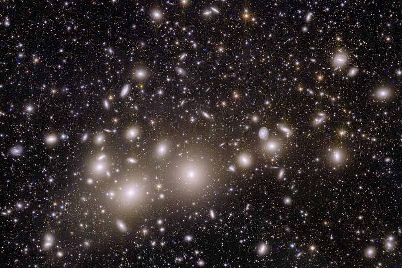 Más de 100.000 galaxias distantes en el cúmulo de Perseo fueron captadas por la imagen infrarroja de Euclides.