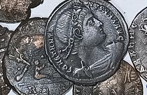 Uma imagem disponibilizada pelo Ministro da Cultura italiano mostra algumas das antigas moedas de bronze descobertas. 