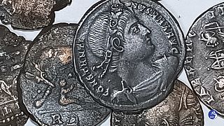 Imagen facilitada por el Ministerio de Cultura italiano que muestra algunas de las antiguas monedas de bronce descubiertas. 