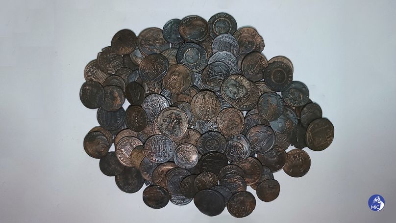 Imagen del Ministerio de Cultura de Italia de las antiguas monedas de bronce encontradas en las aguas de Cerdeña.