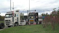 Varios camiones aparcados en una de las carreteras que conducen a un paso fronterizo entre Polonia y Ucrania.