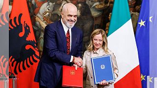 جورجیا ملونی، نخست وزیر ایتالیا، در سمت راست، و ادی راما نخست وزیر آلبانی، در سمت چپ، پس از امضای یادداشت تفاهم در مورد مراکز مدیریت مهاجران طی نشستی در رم، ایتالیا