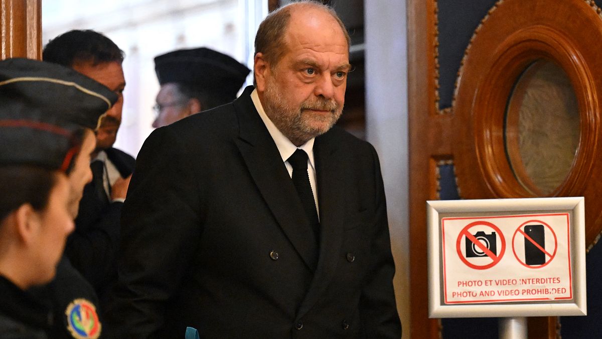 Fransa Adalet Bakanı, görevini kötüye kullanmaktan hakim karşısına çıktı