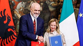 İtalya Başbakanı Giorgia Meloni, ülkesine göç akınının önüne geçmek için Arnavutluk Başbakanı Edi Rama ile  ile mutabakat zaptı imzaladı. 
