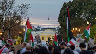 Beyaz Saray önünde düzenlenen Filistin yanlısı gösteride göstericiler Gazze'de ateşkes çağrısında bulundu.