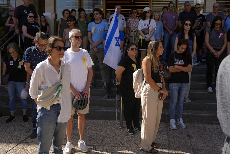 Csenddel emlékeznek a Hamász-támadás áldozataira Tel-Avivban