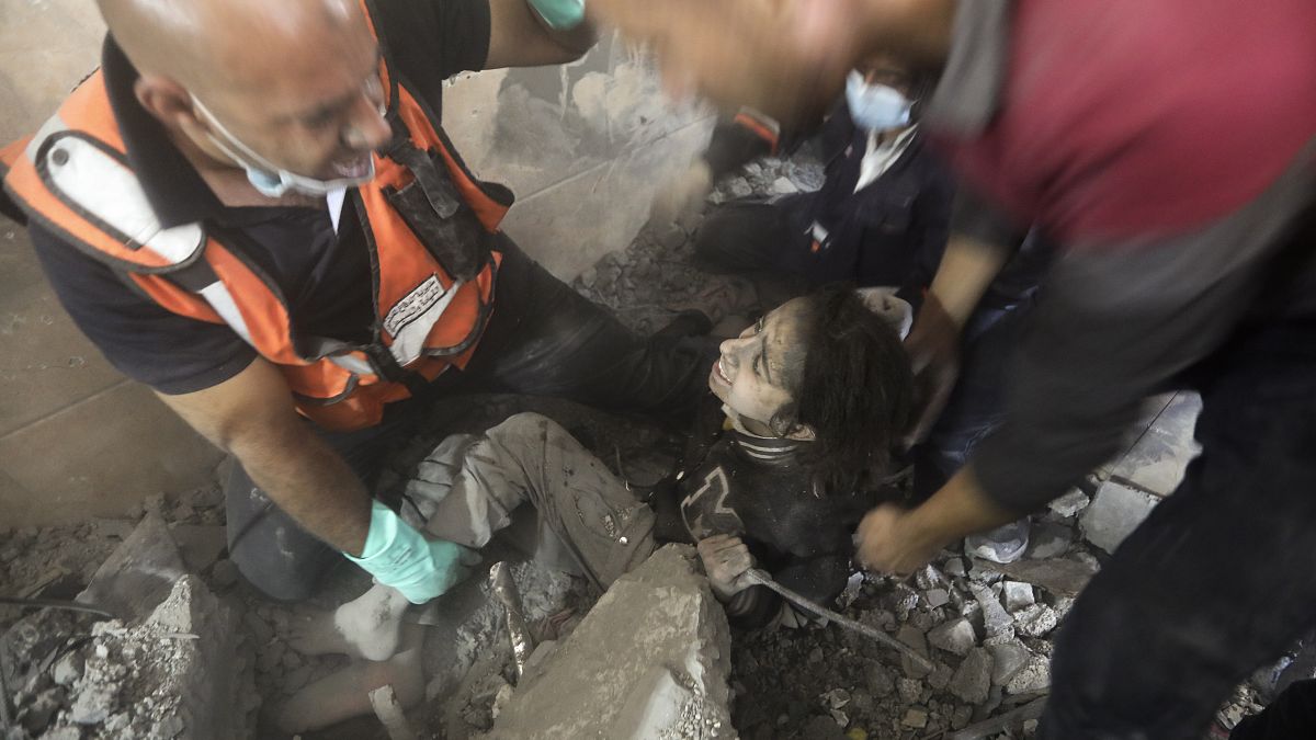 إنقاذ فتاة من تحت الأنقاض بعد قصف خان يونس