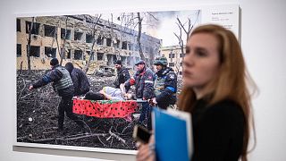  Изображение на фотографа на Асошиейтед прес Евгений Малолетка, озаглавено „ Въздушен удар по родилния дом в Мариупол “, изложено на откриването на изложбата World Press Photo 2023 