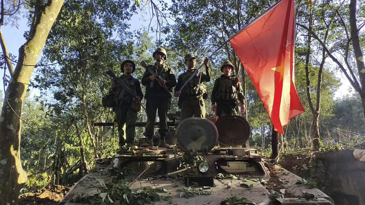 مجموعات إثنية مسلحة تستولي على قواعد عسكرية شمال ميانمار 