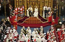 III. Károly (középen a trónon, mellette Kamilla királyné) a jövő évre vonatkozó kormánytervekről beszél a brit parlamentben 2023.11.7-én. 