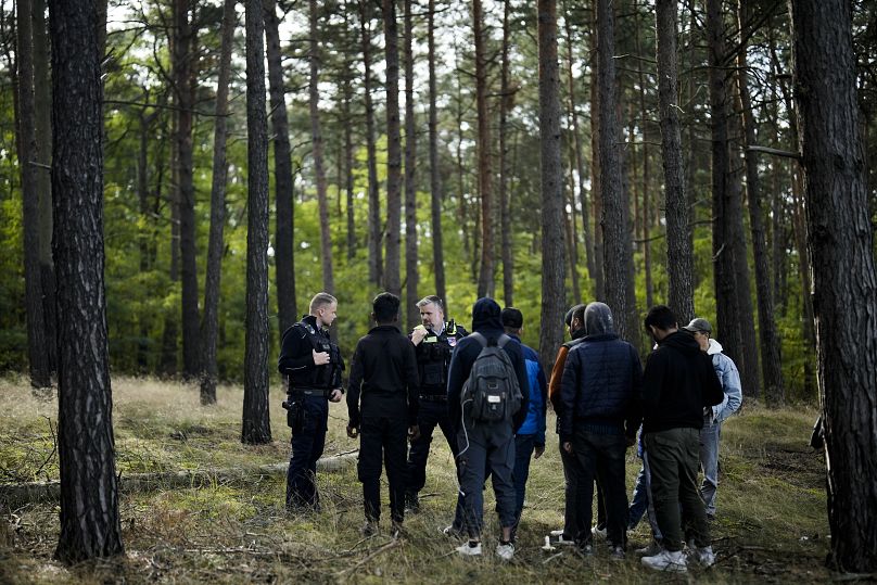 مجموعة من المهاجرين غير النظاميين ضبطتهم مجموعة من عناصر شرطة الحدود الألمانية على الحدود الألمانية البولندية