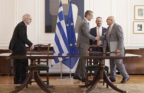 Ο πρωθυπουργός Κυριάκος Μητσοτάκης και ο αντιπρόεδρος της Ευρωπαϊκής Τράπεζας Επενδύσεων, Κυριάκος Κακούρης στην υπογραφή συμφωνίας για τους έξυπνους μετρητές