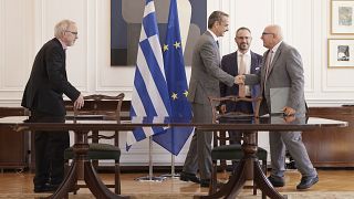 Ο πρωθυπουργός Κυριάκος Μητσοτάκης και ο αντιπρόεδρος της Ευρωπαϊκής Τράπεζας Επενδύσεων, Κυριάκος Κακούρης στην υπογραφή συμφωνίας για τους έξυπνους μετρητές