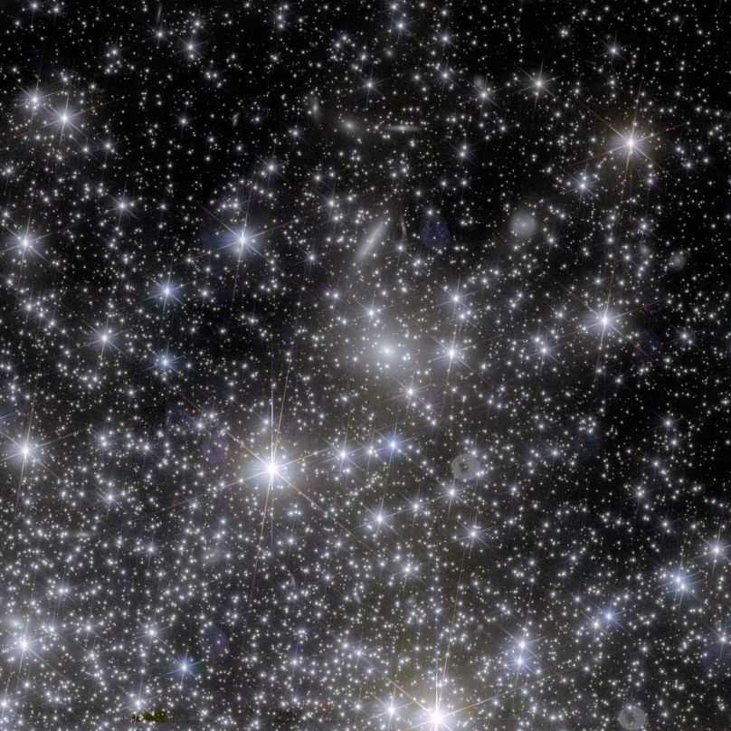 NGC 6397 yıldız kümesi Dünya'dan 7 bin 800 ışık yılı uzaklıkta bulunuyor