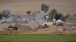 دبابات ومركبات عسكرية إسرائيلية بالقرب من الحدود الإسرائيلية مع قطاع غزة